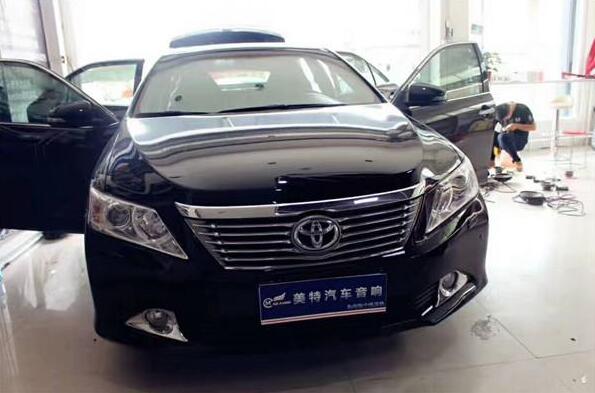 汽車音響怎么改？看豐田凱美瑞無損升級dsp功放