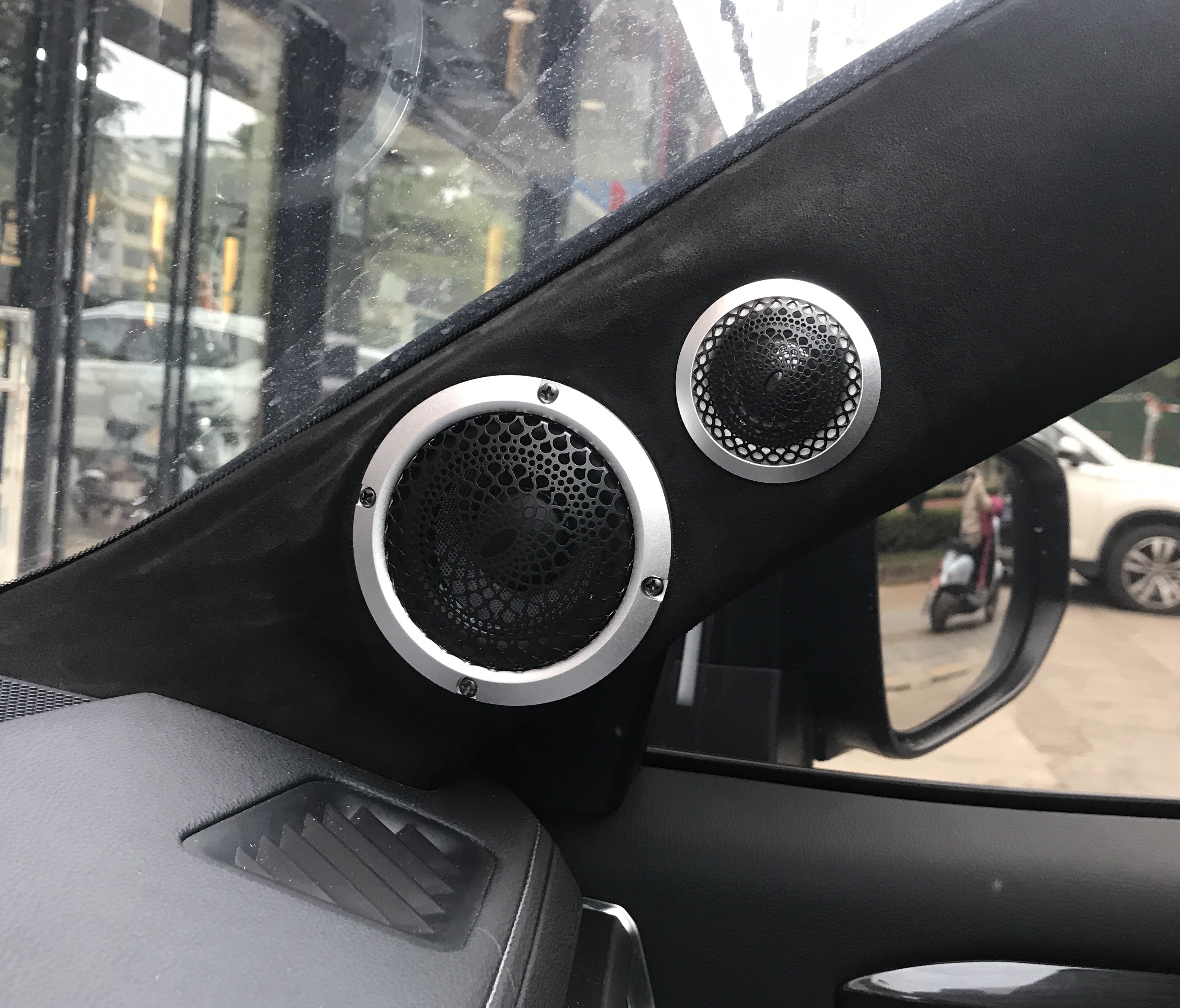 無需羨慕豪車多聲道系統(tǒng) 豐田皇冠陸放這樣...